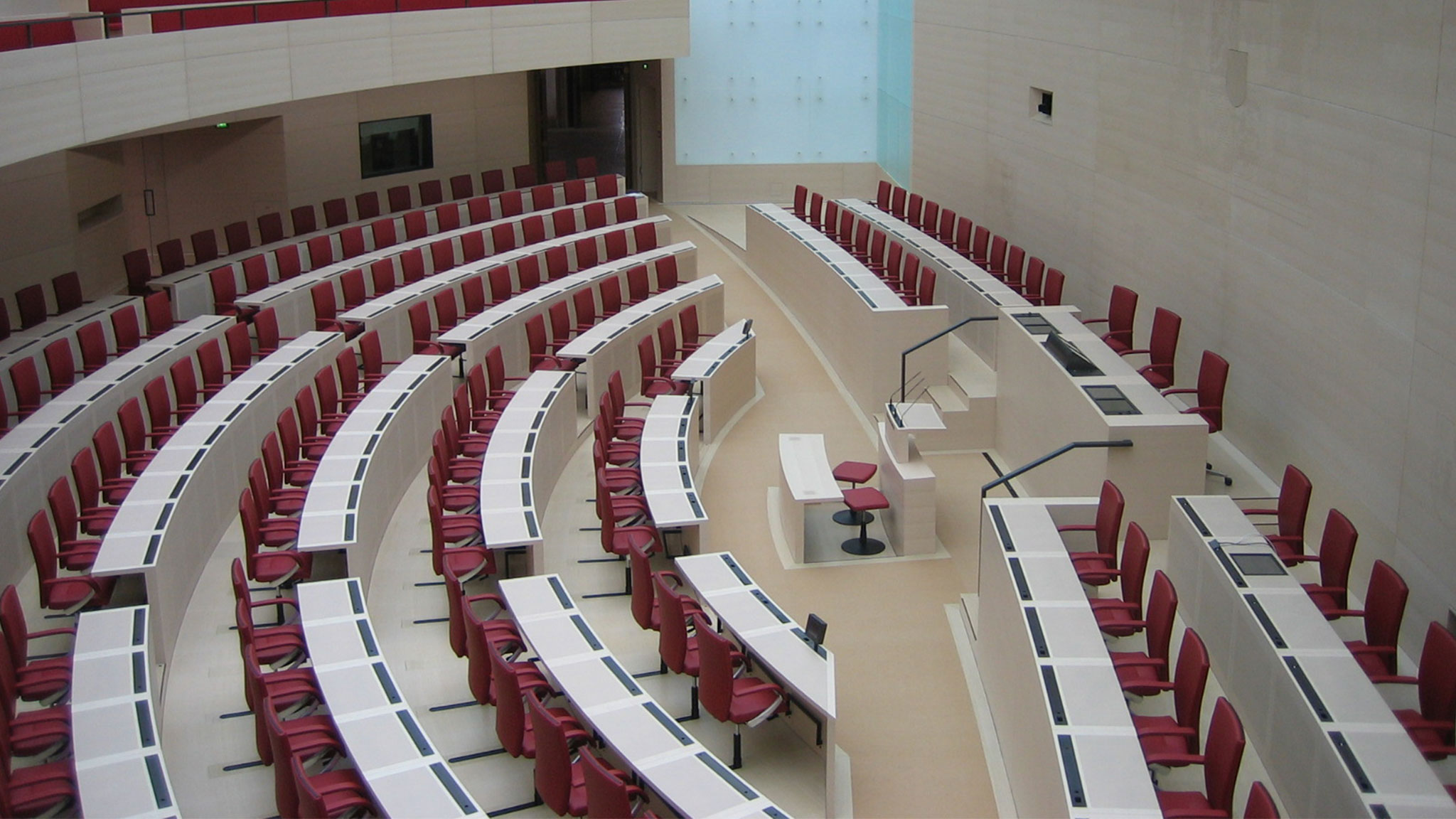Bayerischer Landtag ist ausgestattet mit Stuhlführungssysteme von Trendelkamp.
