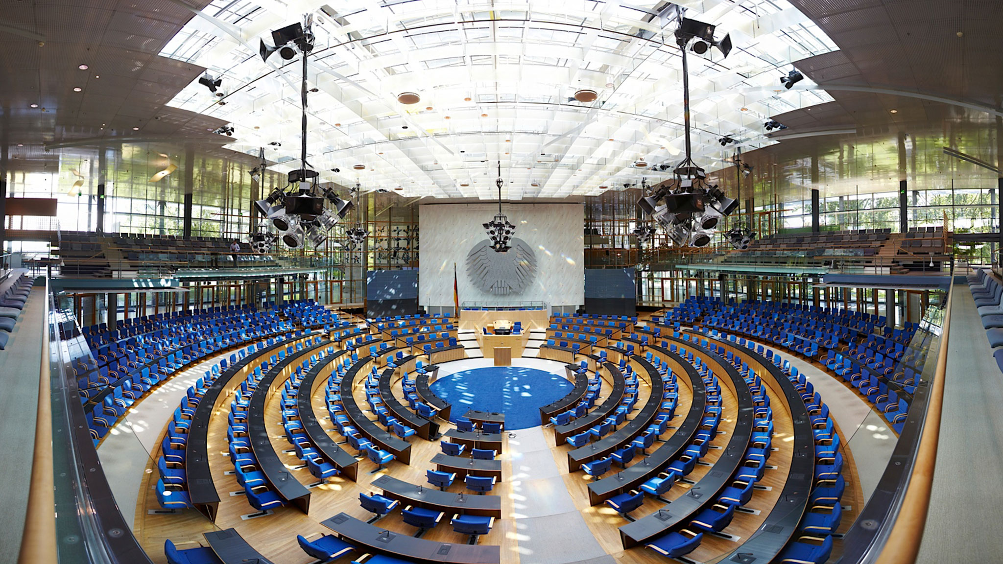 Bestuhlung mit Stuhlgleitschienen von Trendelkamp im Plenarsaal in Bonn.